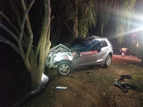 Carro sai da pista bate em árvore e motorista morre na BR 116 Zona