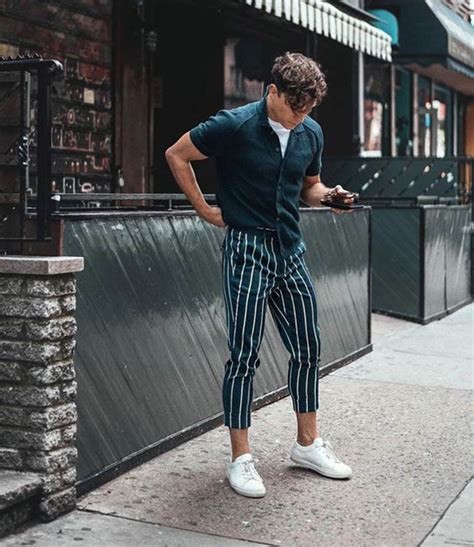 Calça listrada em alta no look masculino Moda Para Homens