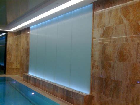 Водопад на стекле с подсветкой в интерьере (44 фото) - красивые ...