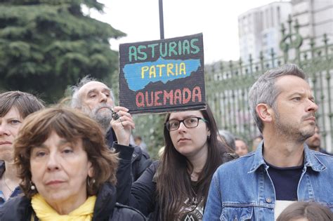 EN IMÁGENES Protesta contra los incendios frente a la sede de