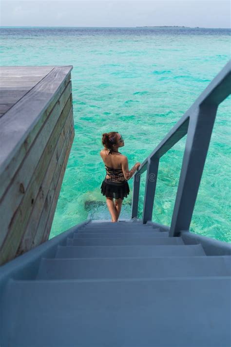 Mujer Asi Tica En Bikini Negro Imagen De Archivo Imagen De Lifestyle Azul