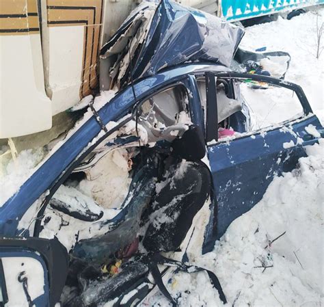 В Челябинской области Hyundai смяло от столкновения со встречным грузовиком