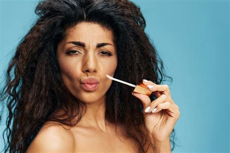 Concepto De Aumento De Labios Mujer Latina Rizada Bastante Bronceada Sosteniendo L Piz Labial Y