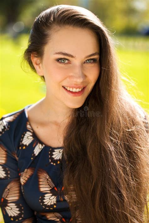 Portret Dicht Bij Een Jonge Mooie Brunette Vrouw Stock Afbeelding Image Of Mooi Uitziend