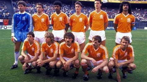 Pin by Heidy van Kesteren on Voetbal | Team photos, Soccer, Ruud gullit