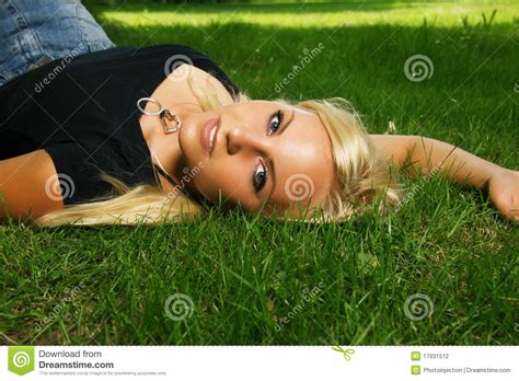 Fille Blonde Dents Blanches Dans L Herbe Photo Stock Image Du Vert Centrale