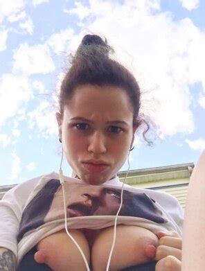 More Nude Amateur Posers And Selfies Photo Gallery