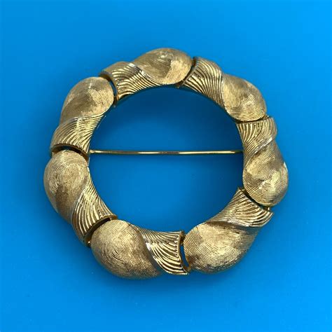 Vintage Trifari Brooch Wreath Wrapped Ribbon Design Brushed Textured