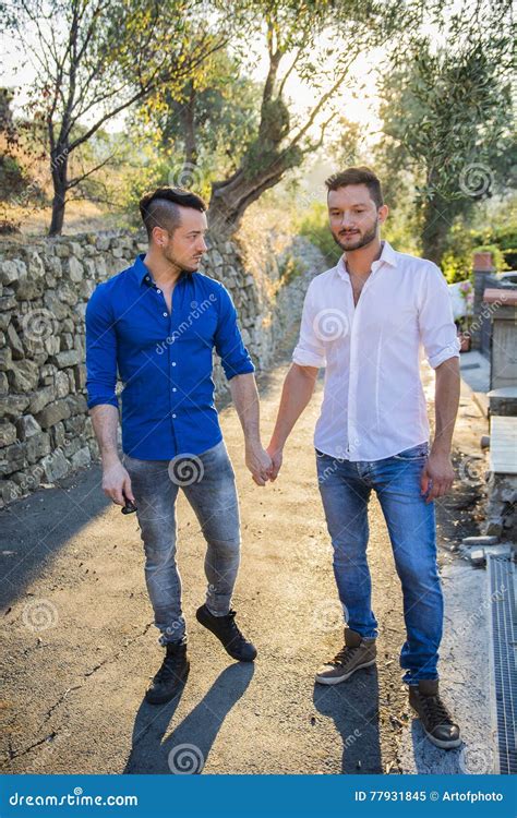 Due Gay In Parco Congiuntamente Immagine Stock Immagine Di Lifestyle Romanzesco