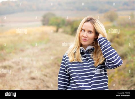 Portrait Von Attraktive Blonde Frau Auf Der Wiese Stockfotografie Alamy