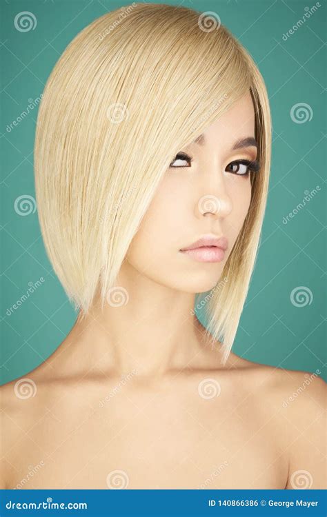 Mooie Aziatische Vrouw Met Blonde Kort Haar Stock Foto Image Of Lippen Haarstijl
