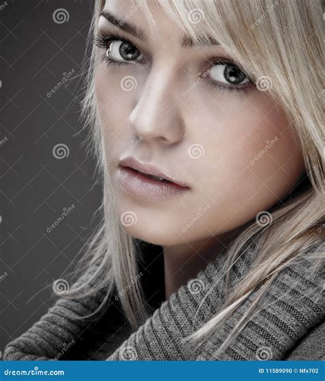 Fille Blonde Douce Avec Le Collet Chaud Photo stock Image du yeux féminin