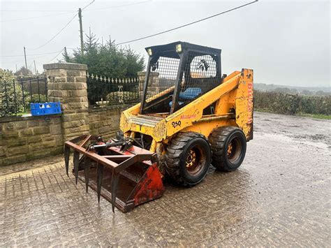 Ds Mustang 960 Wheeled Skidsteer Loader With Muck Grab Plus Vat