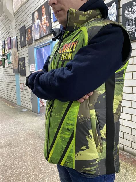 Заказать стёганные жилеты и куртки с принтами, логотипами и вышивкой купить