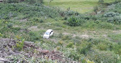 Duas Pessoas Ficam Feridas Ap S Carro Capotar Em Ribanceira No Alto Vale