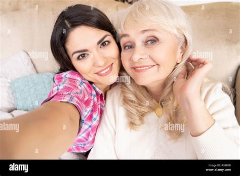 Des Selfies Une Charmante M Re Mature Et Sa Fille Fait Sur Un T L Phone Intelligent Jeune Fille