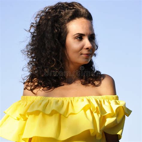 Ritratto Di Una Ragazza Con Le Spalle Nude Con Capelli E Trucco Su Un Fondo Scuro Fotografia