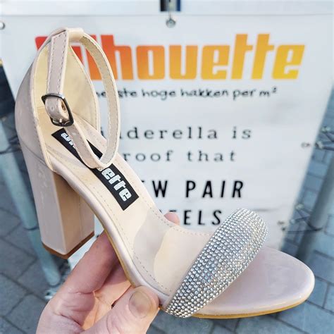 Nude Sandalen Met Steentjes En Brede Hak Silhouette