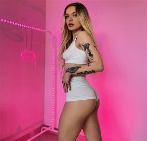 8 Hot Sexy Klaudia Bieszcz Bikini Pics