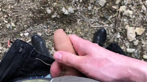Quickly OUTDOOR Hot Stud Wanking HIS BIG DICK