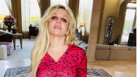 Britney Spears chodzi po plaży bez stanika Pokazuje też wydepilowane okolice bikini To przesada