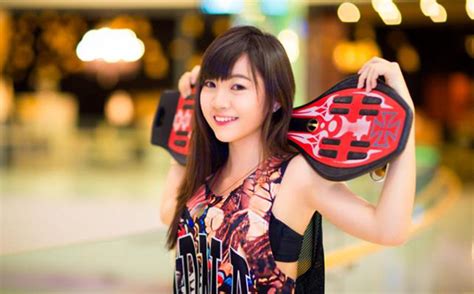 Hữu Công Lâm Việt Anh tranh nhau giành giật hot girl Như Hexi