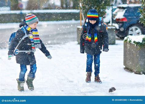 Dos Ni Os Peque Os De Primaria Caminando Al Colegio Durante La Nevada