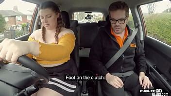 Eurobabe regordeta golpeada por un tutor de conducción antes de tirar de la polla XVIDEOS
