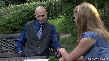 Su joven esposa chupa y cabalga la polla de un extraño XVIDEOS