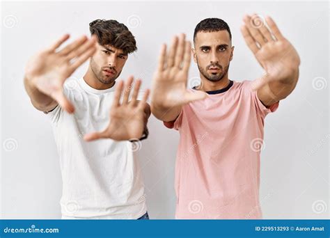 Jeune Couple Gay Debout Sur Fond Isolé Faire Cadre à Main Palmiers Et