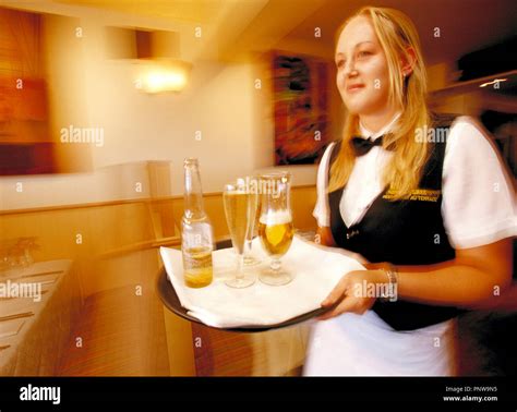 Jeune femme blonde serveuse avec plateau à café restaurant bar Photo Stock Alamy