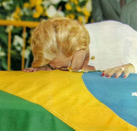 Ayrton Senna Viviane Senna Desrespeita Religião Católica e Joga Fora