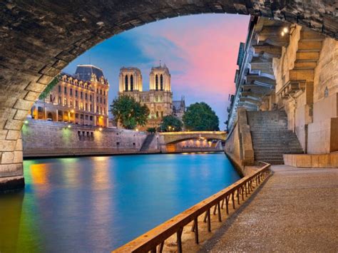 20+ Brilliant Books Set in Paris to Adore