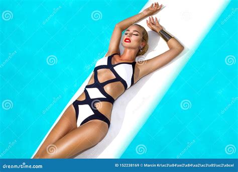 La Donna Sexy Elegante In Bikini Di Lusso Sul Corpo Esile E Ben Fatto Sun Abbronzato Sta Posando