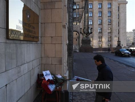 Moscow Residents Lay Flowers Near Russian Foreign Ministry In Memory Of