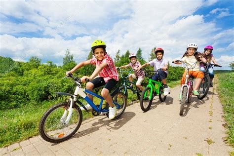 Criança Andando De Bicicleta - Crianças felizes andar de bicicleta — Fotografia de stock © serrnovik ...