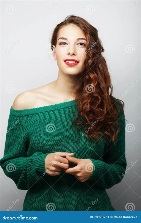 Recht Junge Blonde Frau Mit Dem Gelockten Haar Stockbild Bild Von Frech Froh