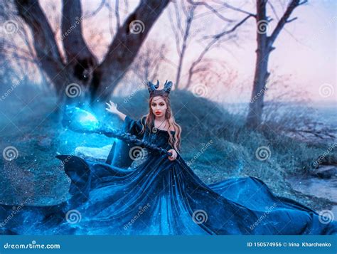 Строгая ведьма с волшебным волшебным штатом в ее руках, дамой накалять ...