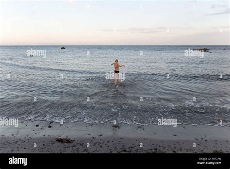 M Dchen Im Bikini Watte Im Meer In Ornahusen Schweden Stockfotografie Alamy