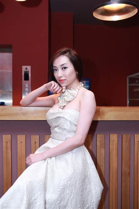 Như Ý công khai thân thiết bên ca sĩ lộ clip ngủ nude