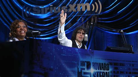 Howard Stern announces 5-year deal with Sirius XM