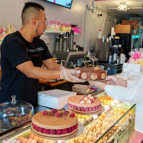 Macaron Vs Macaroon Whats The Difference Le Macaron French Pastries®