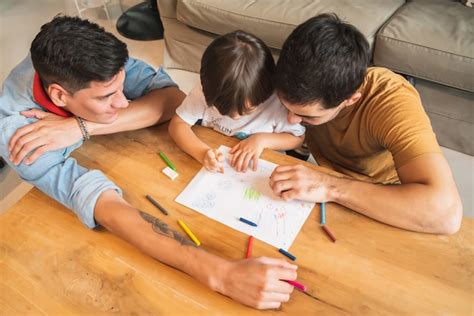 Pareja Gay Divirti Ndose Con Su Hijo En Casa Foto Premium