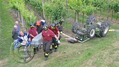 Forlì agricoltore si ribalta col trattore e muore