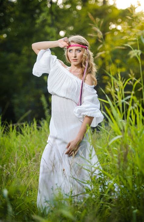 Portrait D Une Jeune Femelle Blonde Sensuelle Sur Le Champ Image Stock Image Du Dame For T