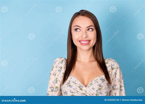 Foto De La Dulce Brunette Peinado Millennial Se Ve Espacio Vacío Usar Blusa Floral Aislado En El