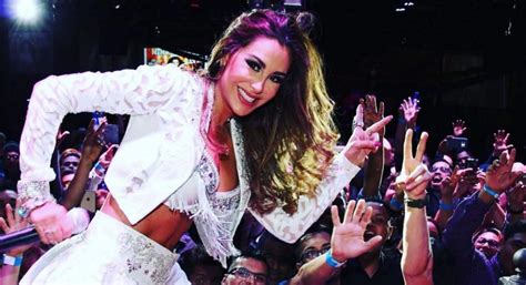 La foto de Ninel Conde en diminuto bikini que causa polémica por posible uso de Photoshop