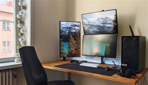 Scandinavian compact triple monitor setup : r/battlestations