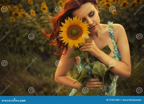 Kaukasische Frau Des Brunette Im Blauen Kleid Am Park In Den Blumen Auf Einem