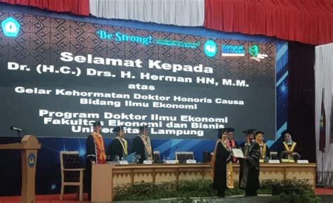 Kurang Dari 10 Menit Herman HN Dapat Doktor Honoris Causa Bidang Ilmu